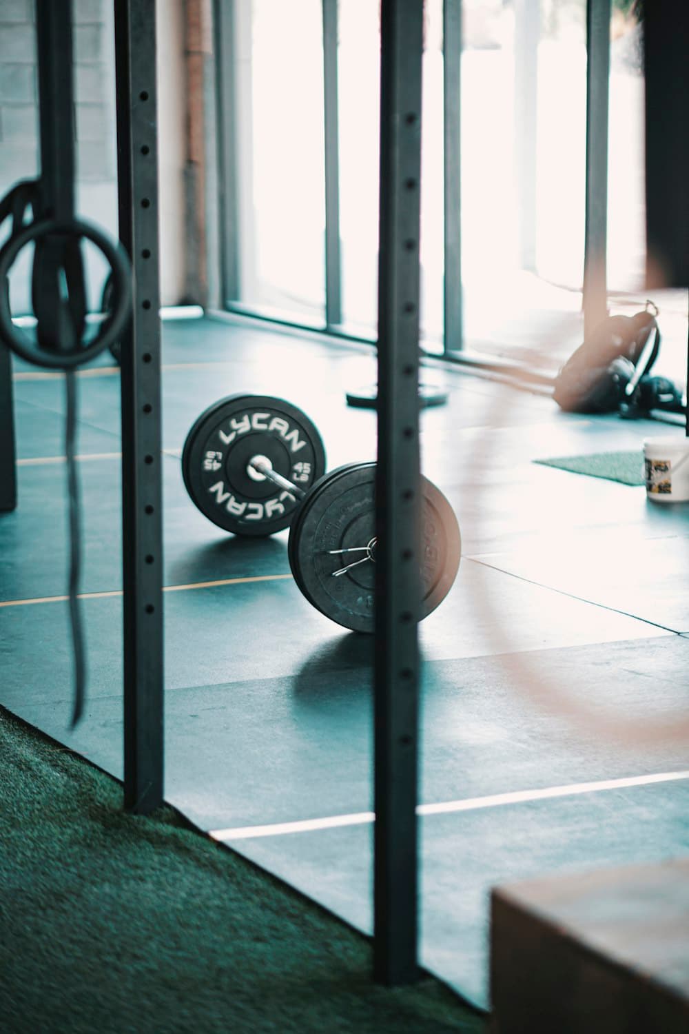 Sala functional con bumper plate, anelli e pavimento in erba sintetica